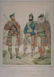 Triple portrait de John Chisholm, Colin Stewart Cameron et John Cameron, hommes du Clan Chisholm et du Clan Cameron, publié dans The Highlander of Scotland de 1870, 1869
